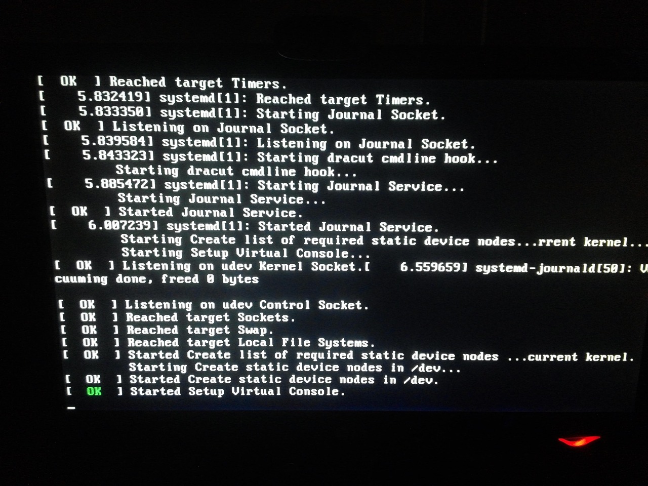 Linuxのsystemdが起動ログを表示しているターミナル画面
